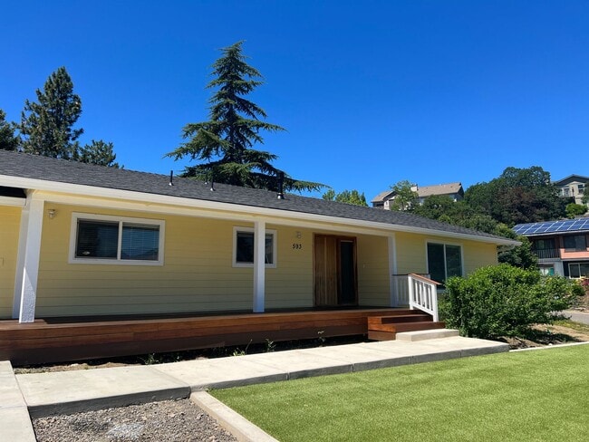 Photo - Newly remodeled three bedroom, two bath home - Available Late May Unidad 593 Oak Knoll Dr