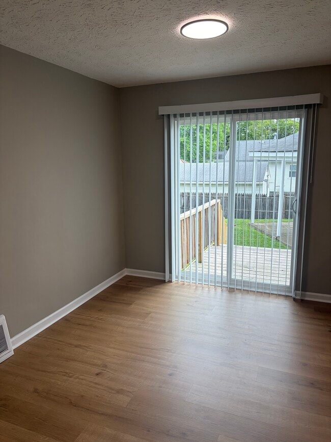 Photo - 467 Lynn Dr
