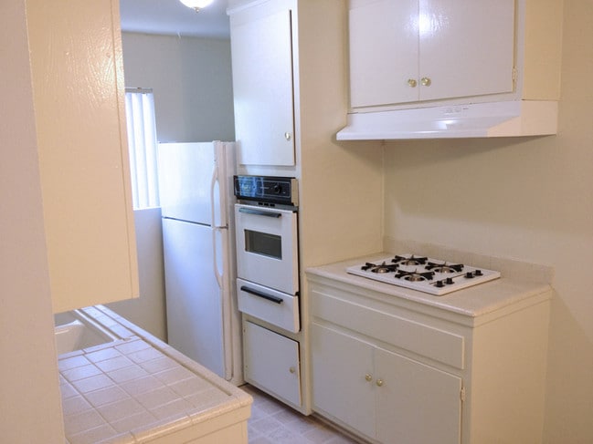 Photo - 5000 Woodman Ave