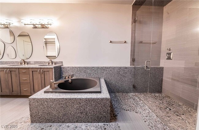 Building Photo - 980 Vegas Valley Dr