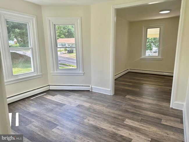 Photo - 825 Maple Ave