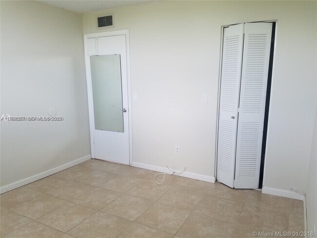 Photo - 1801 S Treasure Dr Unidad 417