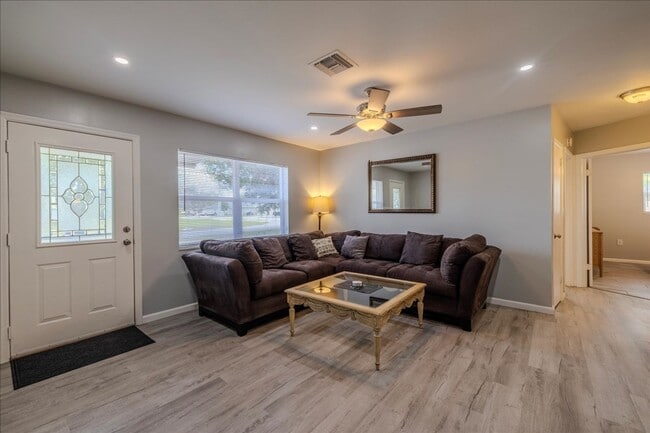 Photo - ANNUAL RENTAL - 3 Bed, 2 Bath Fully Furnis...