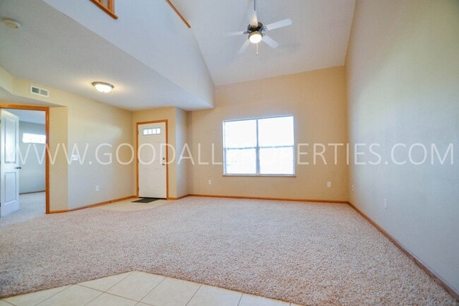 Photo - 3 Bedroom, 2.5 Bath End Unit Townhome in Urbandale