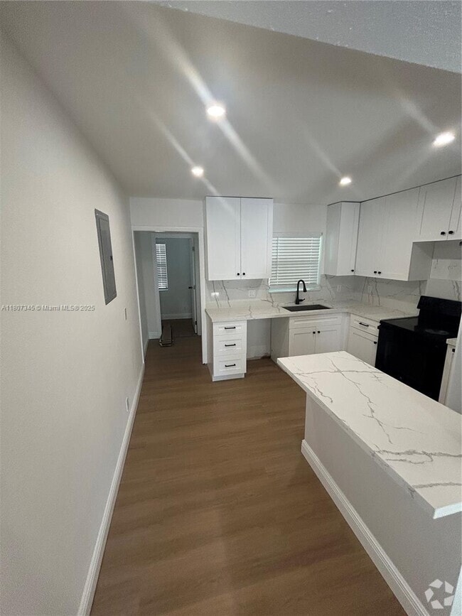 Building Photo - 808 SW 15th Ave Rental