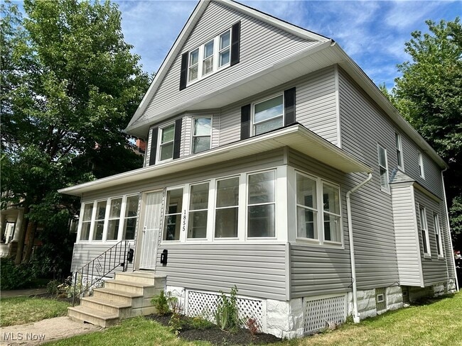 Building Photo - 1855 W 65th St Unit DOWN Rental