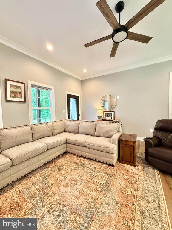 Photo - 369 S Glebe Rd