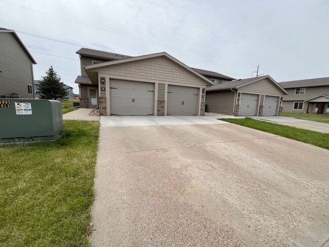 Building Photo - 2 Bed/1.5 Bath Townhome For Rent!