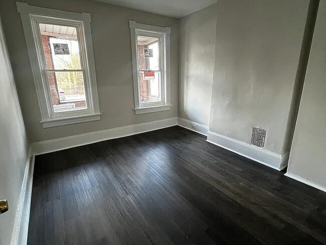 Photo - 943 E State St