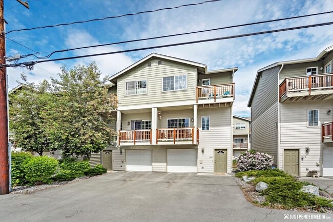Building Photo - Modern & Stylish Townhome! Unit 12