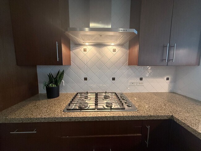 Photo - Upscale 2 Bed 2 Bath with Floor-to-Ceiling Windows and Stunning City Views Unidad 1701