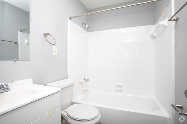 2BR, 1BA - 836 SF
