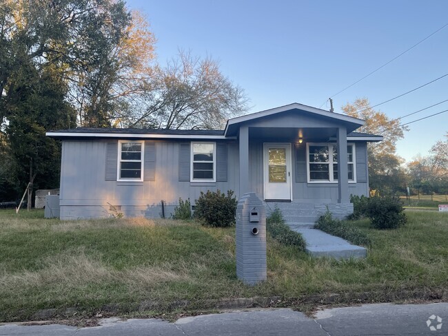 Building Photo - 403 Poplar St Rental