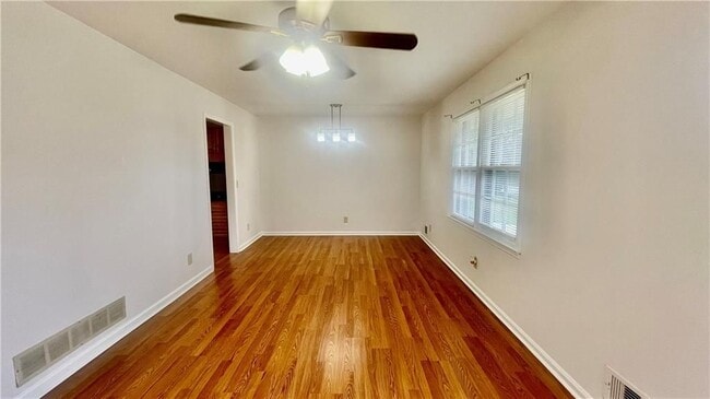 Photo - 886 Killian Hill Rd SW