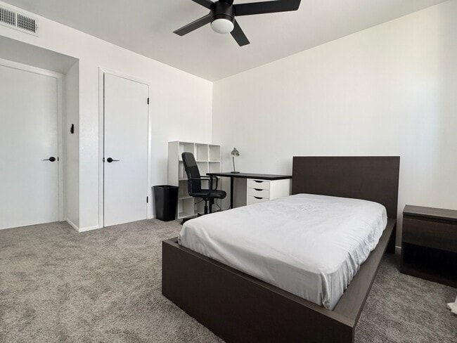 Building Photo - 907 E Broadmor Dr Unit Room #1 Twin