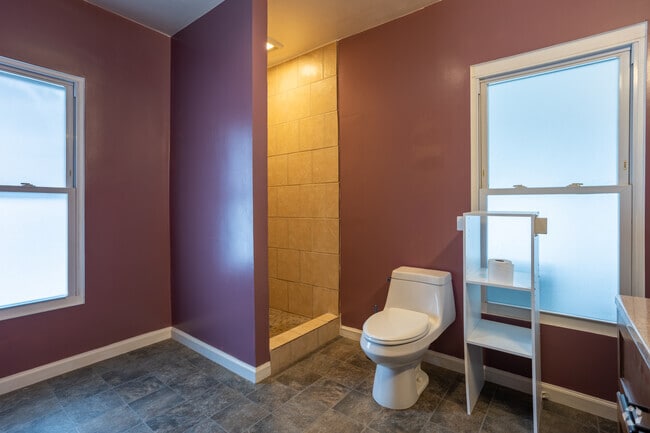 2BR, 1BA - 487SF - Bathroom