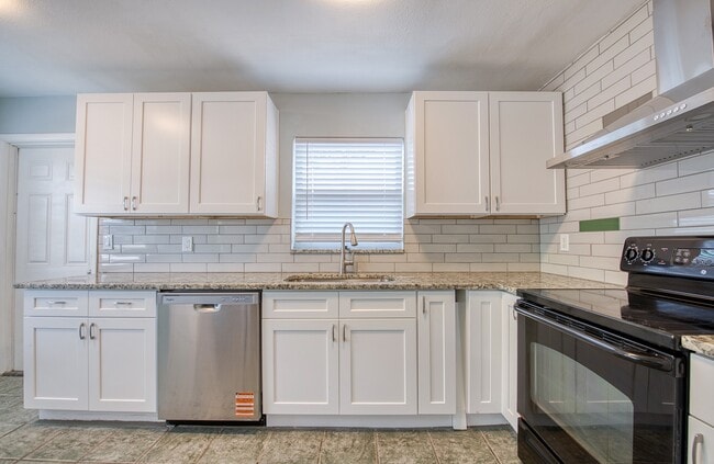 Photo - 5501 Kelly Dr N