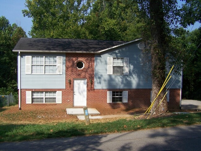Building Photo - 3 bed, 2 1/2 bath, 2 car garage w/ hardwoo... Rental