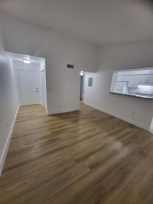 Building Photo - 2622 NW 33rd St Unit 2013