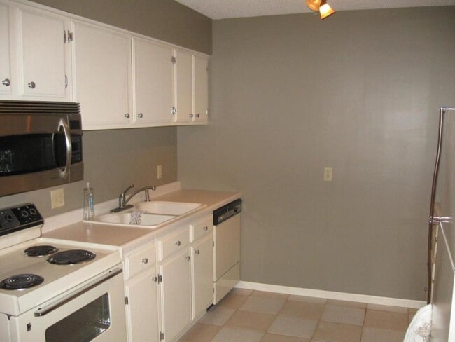 Kitchen - 913 Abbott St Unit 202