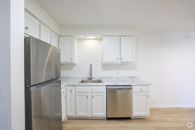 2BR, 1BA - 1030SF - Kitchen