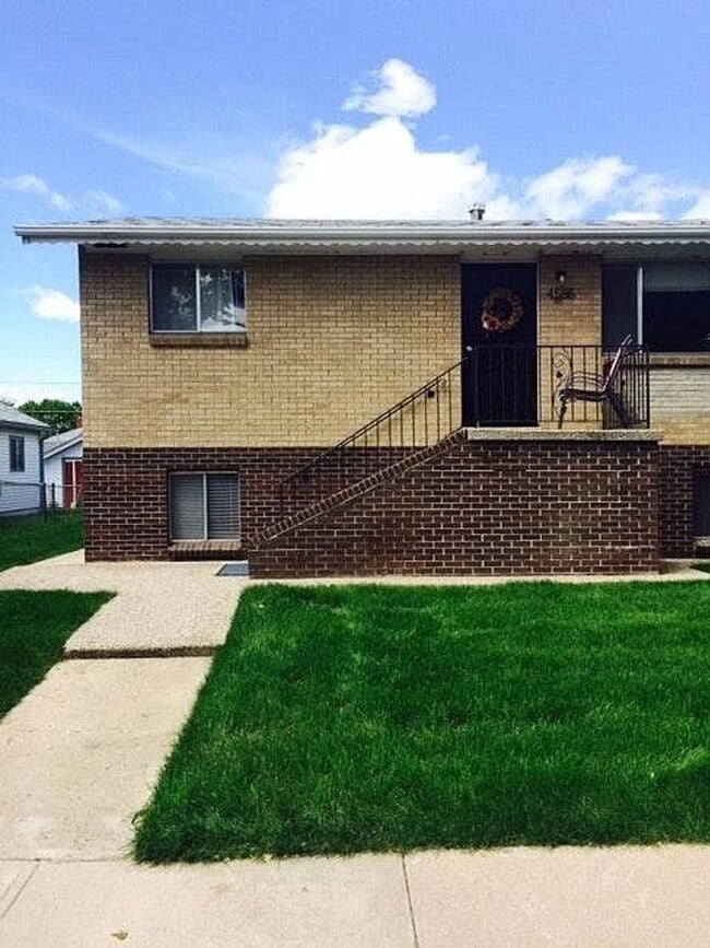 Building Photo - Bright & Beautiful Top Floor 2-bedroom 1 B... Unit 4720
