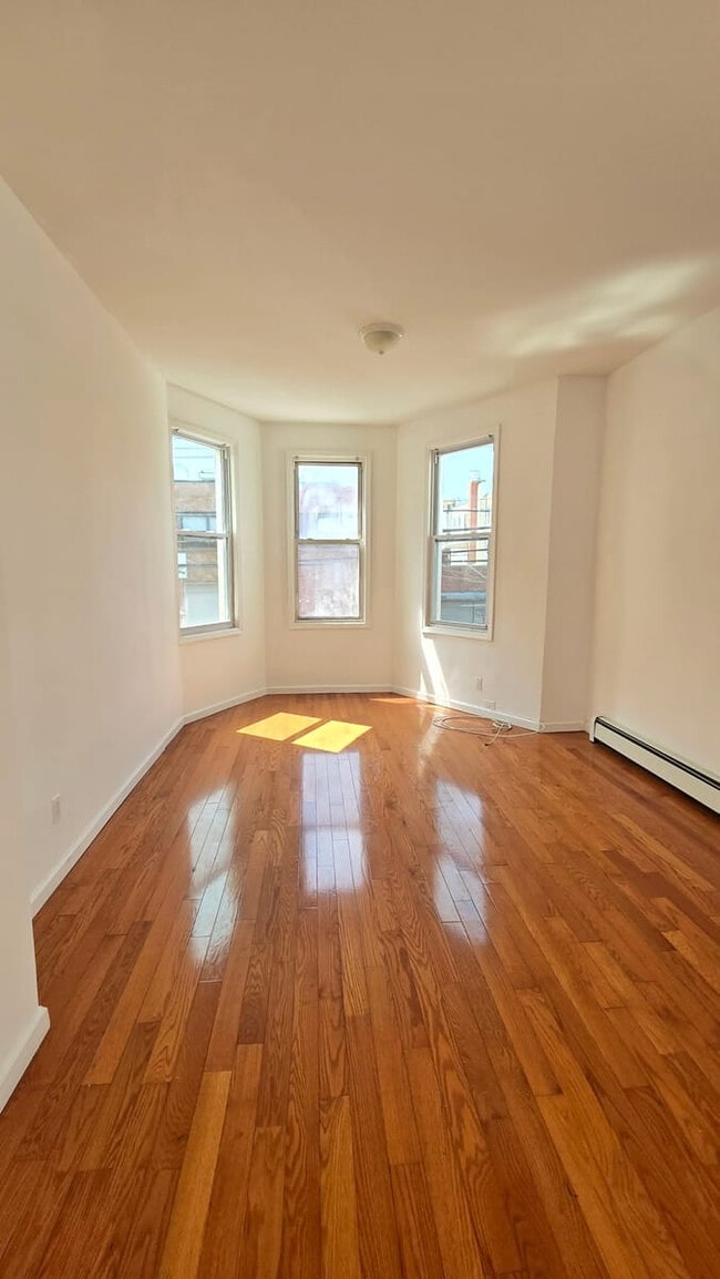 Building Photo - 36 W 32nd St Unit 2