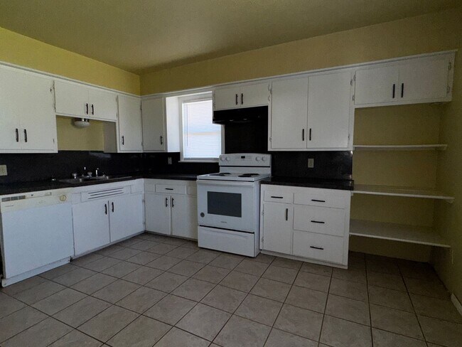 Photo - 909 NW Bell Ave