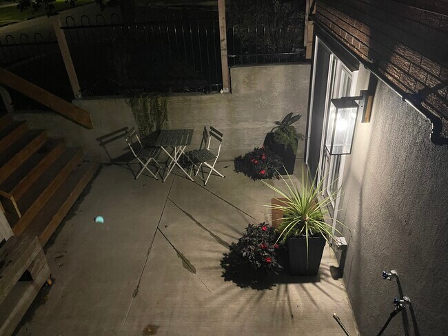 Private Patio - 8 Burk Crt Unit Luxury Furnished Apt