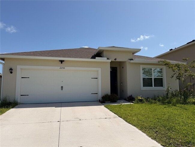 Building Photo - 2250 Hidden Palm Dr