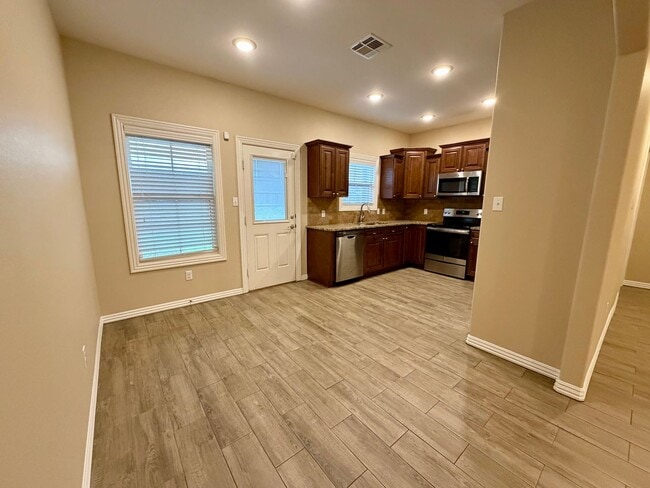 Photo - 6608 Leightyn Ln