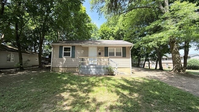Photo - 888 Garfield St