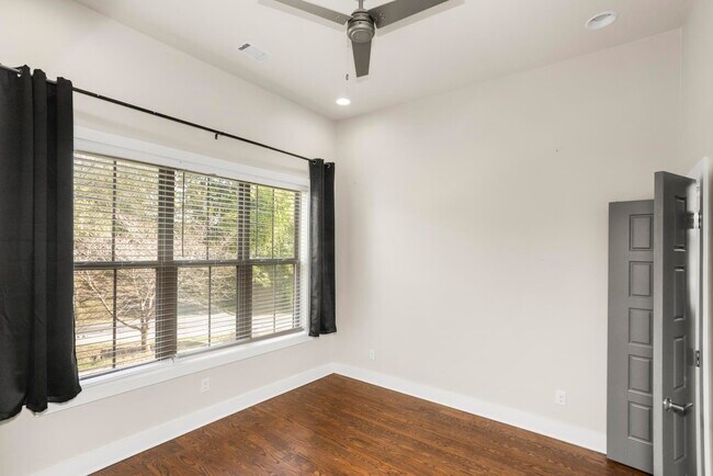 Photo - 942 Riverside Dr