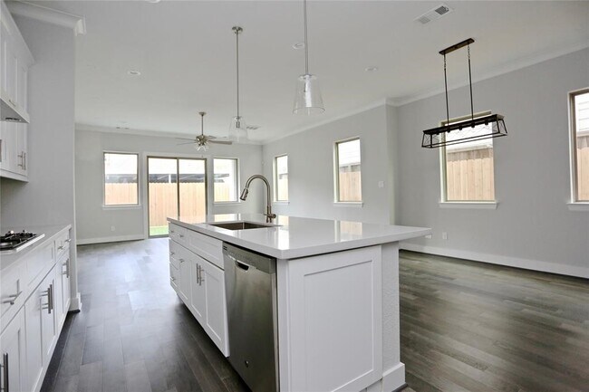 Photo - 513 W Bell St