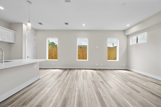 Photo - 7520 Sandle St