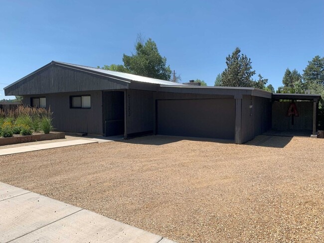 Building Photo - 3 Bed 2 Bath Single level FULLY FURNISHED Rental