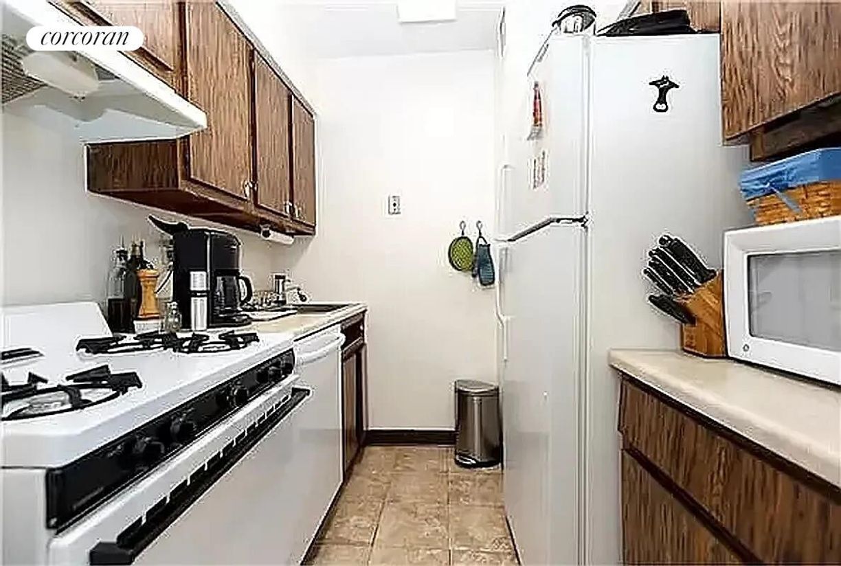 Photo - 301 E 45th St