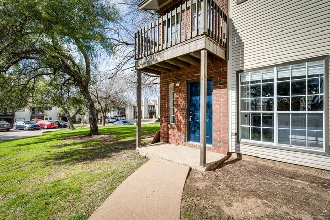Building Photo - RIVER CROSSING ATX - 2BD/2.5BA - TOWNHOUSE - NEAR DOWNTOWN - NEW INTERIOR - $1495