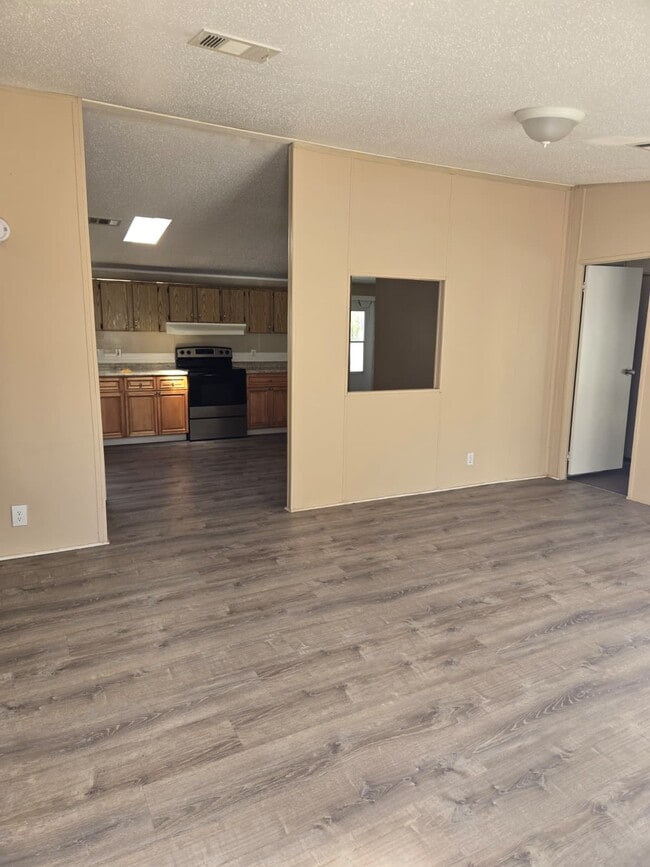 Photo - 910 W Maxanna Blvd