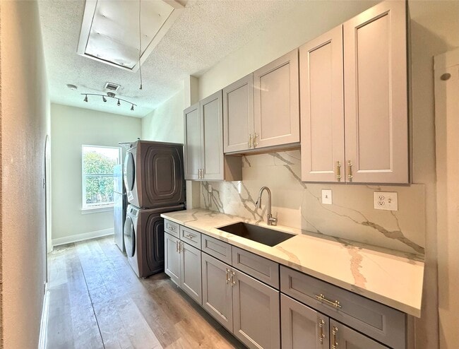 Building Photo - 805 10th St Unit 4