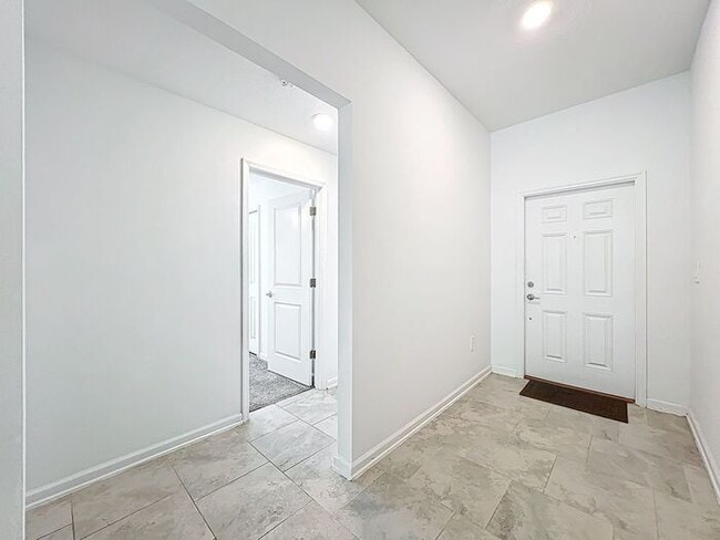 4/2 Groveland Home with Solar Panels-MOVE IN SPECAIL: ONE MONTH FREE RENT