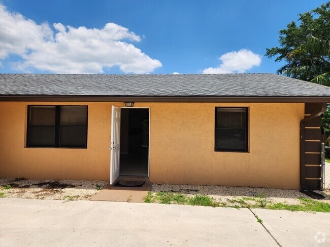 Building Photo - 4866 Pineaire Ln Rental