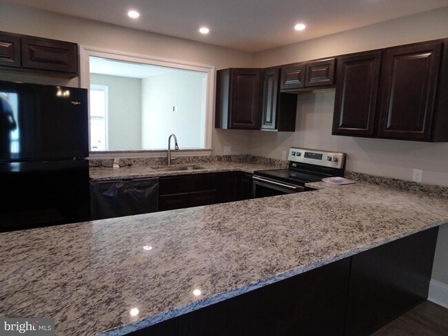 Photo - 208 W 9th St
