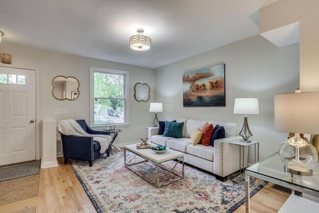 Building Photo - Sunny 2-Bedroom + Den  in SW Waterfront! - Parking included