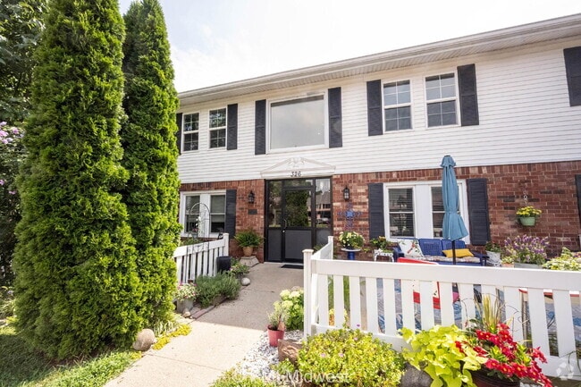 Building Photo - "Charming & Spacious 2-Bedroom Haven in Sh... Unit B16 Rental