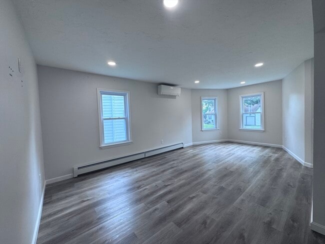 Building Photo - 18 Emerald Ave Unit 1 Rental