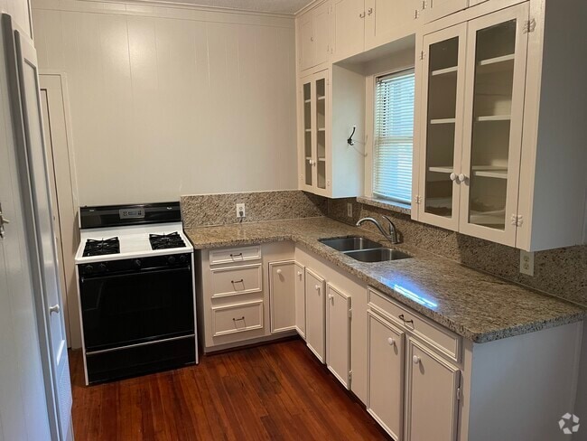 Building Photo - 906 Oakley St Rental