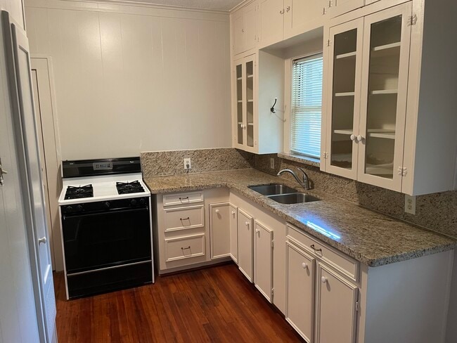 Building Photo - 906 Oakley St Rental