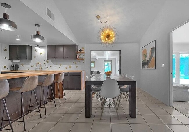 1261 Linda Vista Rd