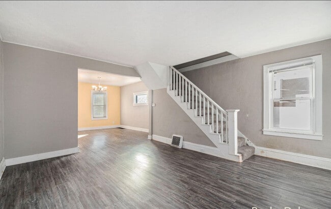 Photo - 778 Eleanor St NE